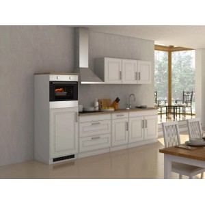 Weiße Landhausküche Rom 290 cm mit E-Geräten: Backofen, Kochfeld, Dunstabzugshaube und Kühlschrank.