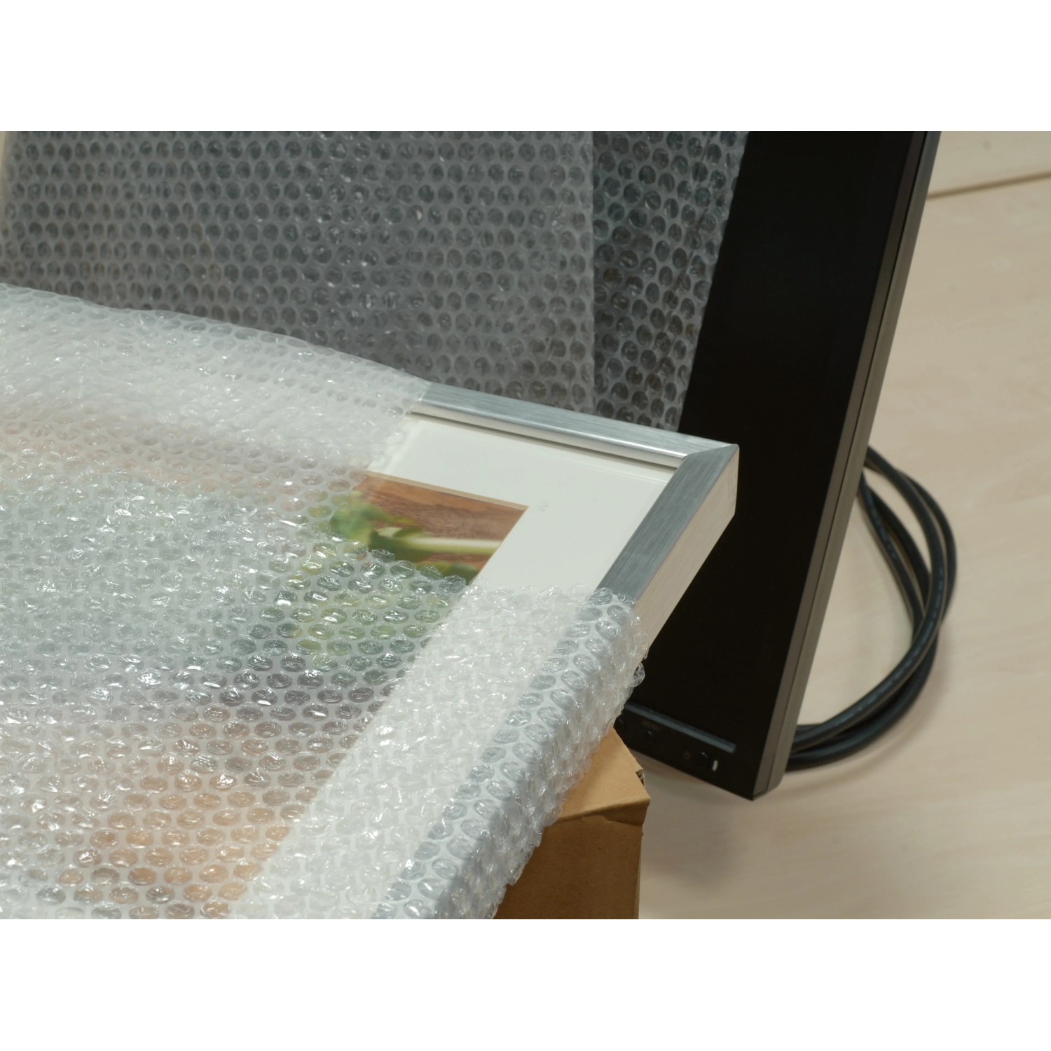 Verpacktes Bild mit Luftpolsterfolie 1x5m. Ideal als Polsterschutz und Frostschutz.