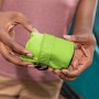 Bestway Wanderlite Luftkissen, verpackt in Grün, gehalten von Händen, Camping Zubehör.