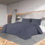 Anthrazitfarbenes Baumwoll-Bettwäsche-Set mit Deckenbezug und zwei Kissenbezügen auf einem Bett in modernem Schlafzimmer.