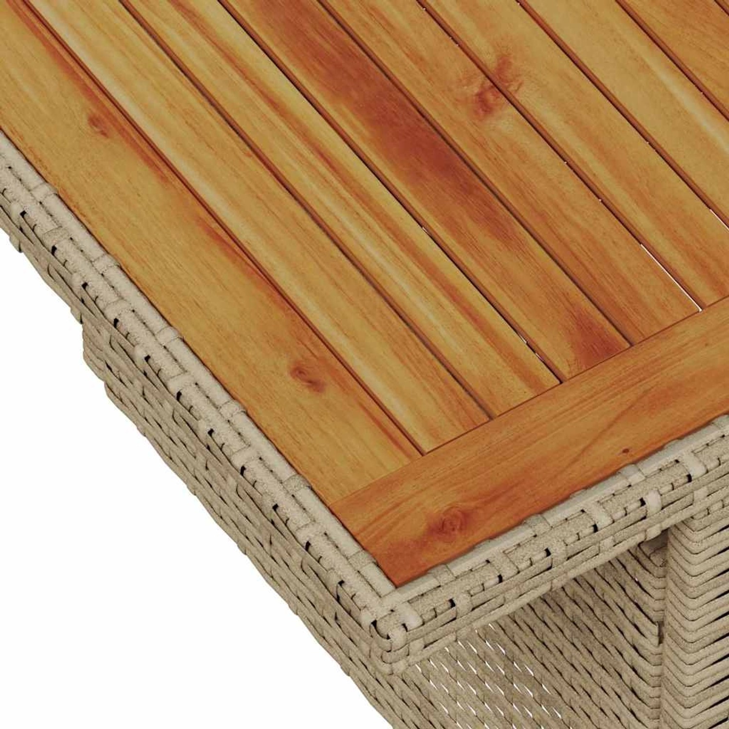 Detailansicht: Beige Gartenmöbel-Set aus Rattan mit Tischplatte aus Holz.