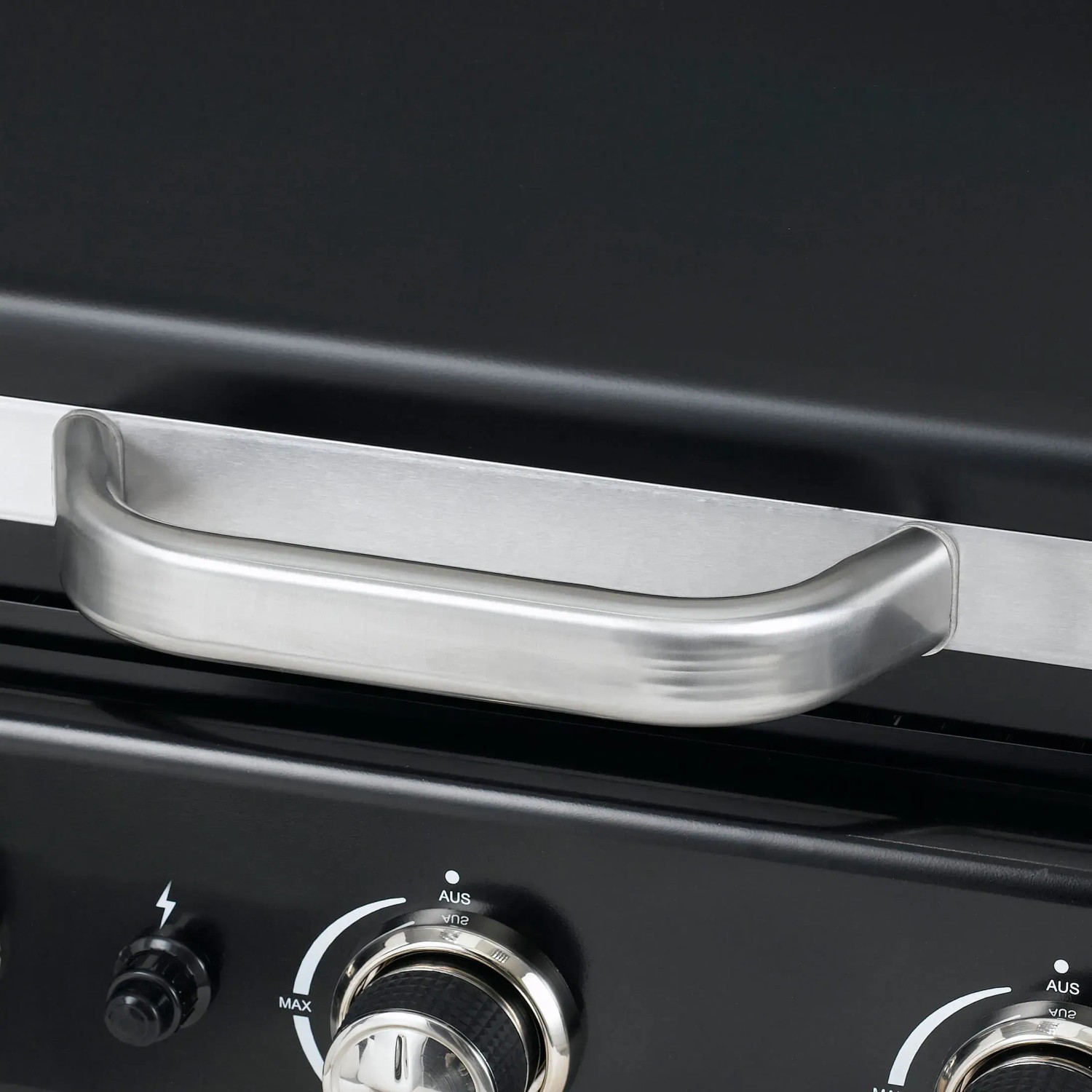 Detailaufnahme: Schwarzer tepro Gasgrill Mayfield mit Edelstahl-Griff und Drehknöpfen.