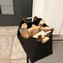 Schwarze KARAT Filztasche Vesta, gefüllt mit Kaminholz, mit Holzgriffen. Zubehör für Kamine & Öfen.