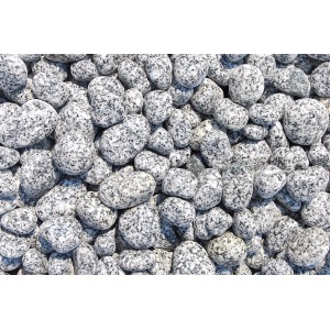 Nahaufnahme von Granitzierkiesel Salz-Pfeffer, Körnung 25-50mm, im Big-Bag.