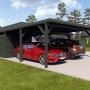 Holzbrüder Doppelcarport Ralf mit Geräteraum, dornengrün, zwei Autos parken darunter.