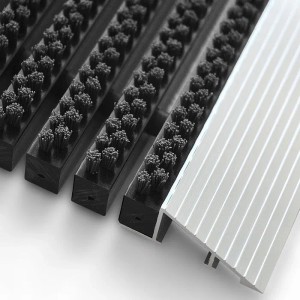 Schwarze Karat Fußmatte Profi Brush mit Alu-Rahmen und Bürsten, 50x80 cm.