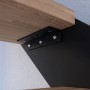 Detailaufnahme: Eiche Rustik Treppenstufe der Treppe Kos mit schwarzem Metallgeländer.