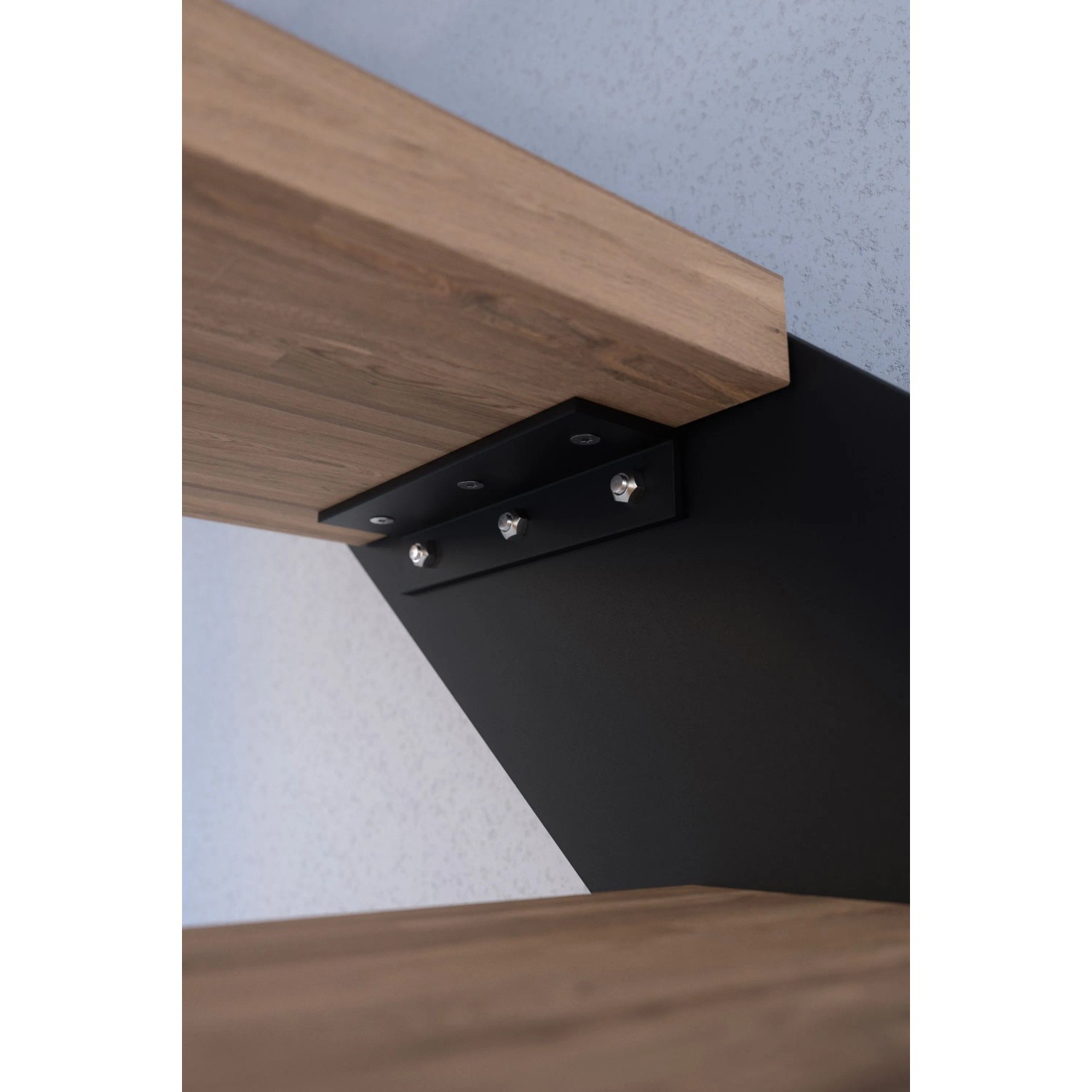Detailaufnahme: Eiche Rustik Treppenstufe der Treppe Kos mit schwarzem Metallgeländer.