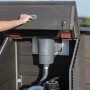 Gre Technikraum für Composite Pools Avantgarde (96 cm Höhe) mit geöffneter Klappe und Poolzubehör.