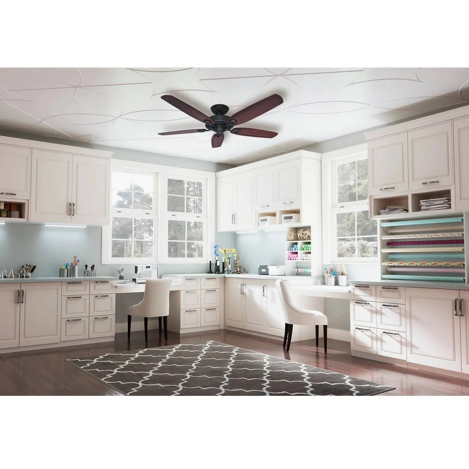 Deckenventilator Hunter Fans Builder Elite, 132 cm, Bronze, im Raum montiert.