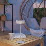 Weiße EGLO LED Solar Tischleuchte SIMERI mit Touchdimmer auf Holztisch. Solar-Deko für Balkon und Garten.