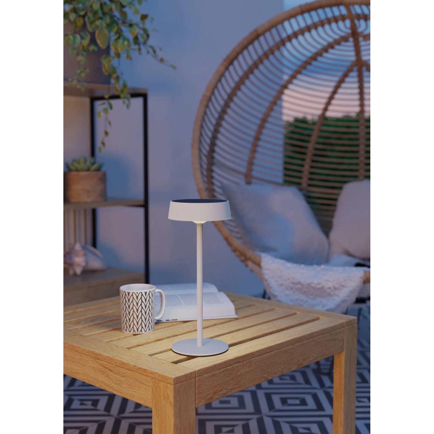 Weiße EGLO LED Solar Tischleuchte SIMERI mit Touchdimmer auf Holztisch. Solar-Deko für Balkon und Garten.