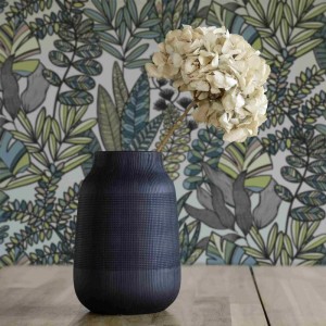Vliestapete mit floralem Blättermuster in Grün, Blau, Grau. Ideal für dekorative Wandgestaltung.