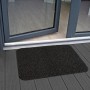 Anthrazitfarbene OBI Kunststoffmatte für den Außenbereich vor einer Terrassentür.