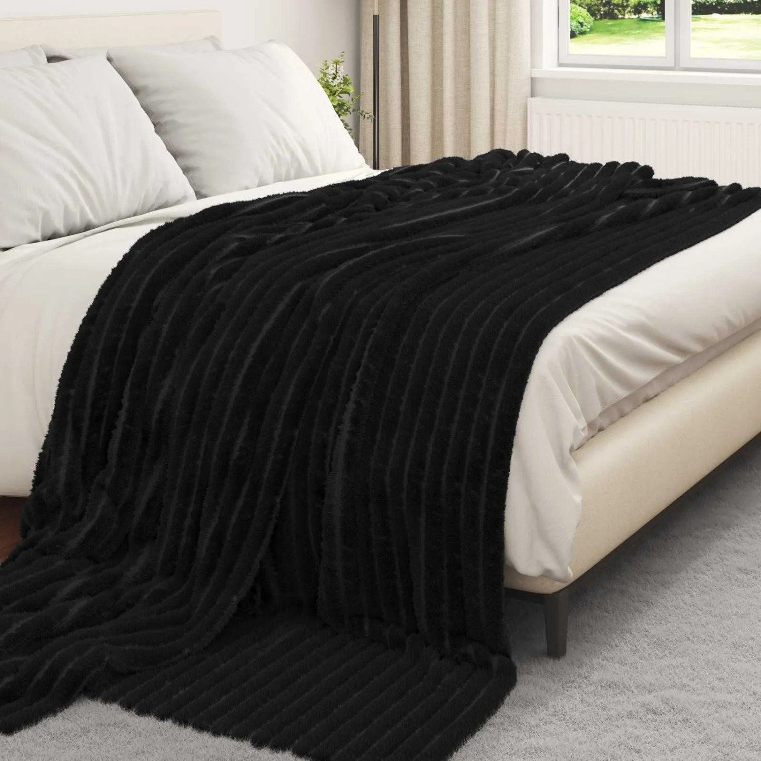 Schwarze vidaXL Überwurfdecke (270x240 cm) aus Fleece auf einem Bett.
