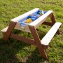 Sand- und Wasserspieltisch Nick Braun aus Holz mit blauen Wannen und Spielzeug auf Rasen.