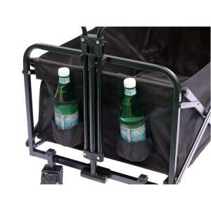 Detailaufnahme Bollerwagen mit Getränkehalter und Wasserflaschen.