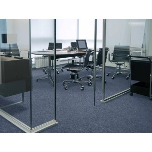 Blauer Nadelfilz Teppichboden Merlin im Büro. Strapazierfähige Meterware, ideal für Gewerbe.