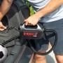 Intex Quick Fill Luftpumpe 230V/12V im Einsatz am Auto, mit Fußball im Kofferraum.