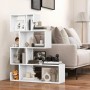 Weißes Costway Bücherregal mit 4 Ebenen (80x22x100cm) im Wohnzimmer, gefüllt mit Deko und Büchern.