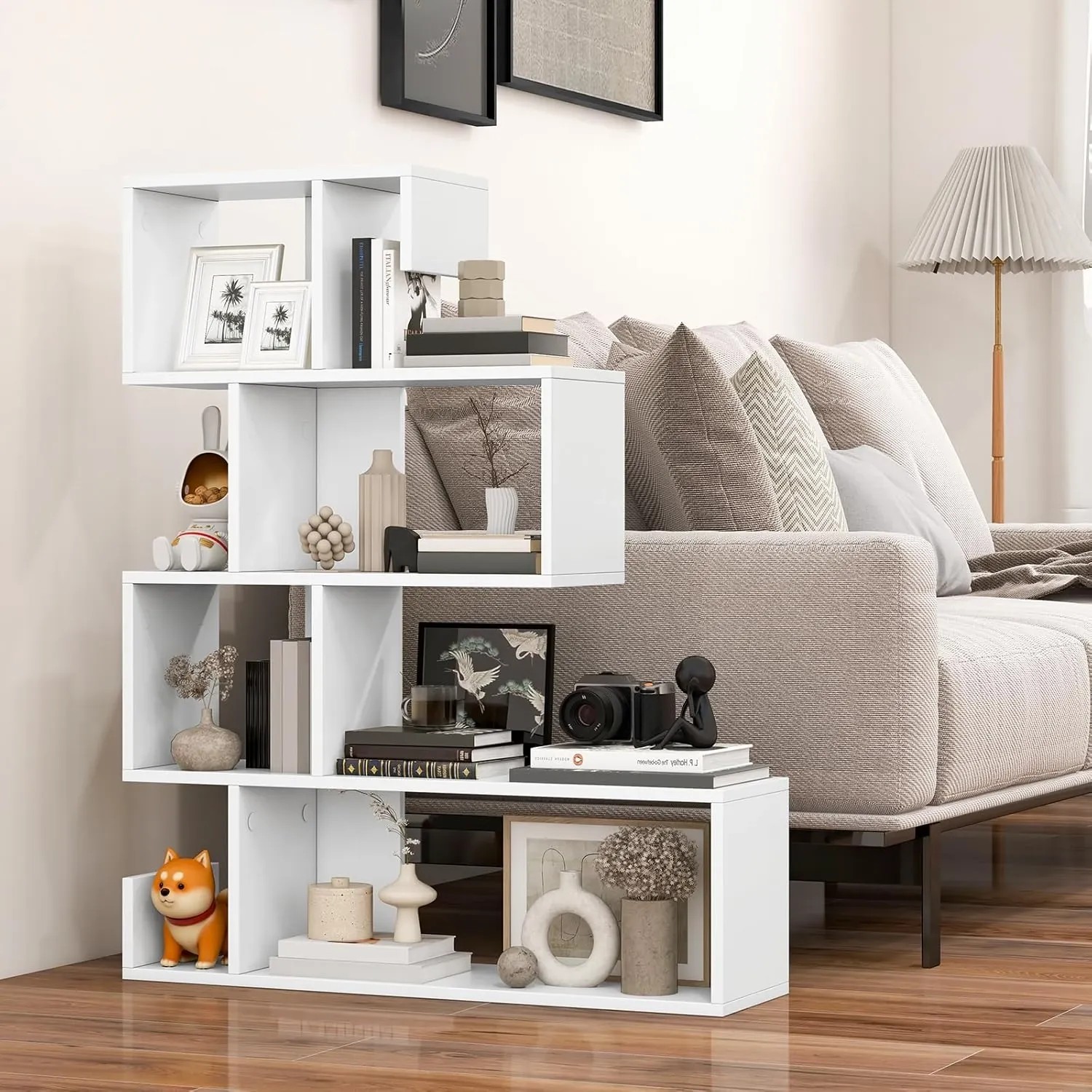 Weißes Costway Bücherregal mit 4 Ebenen (80x22x100cm) im Wohnzimmer, gefüllt mit Deko und Büchern.