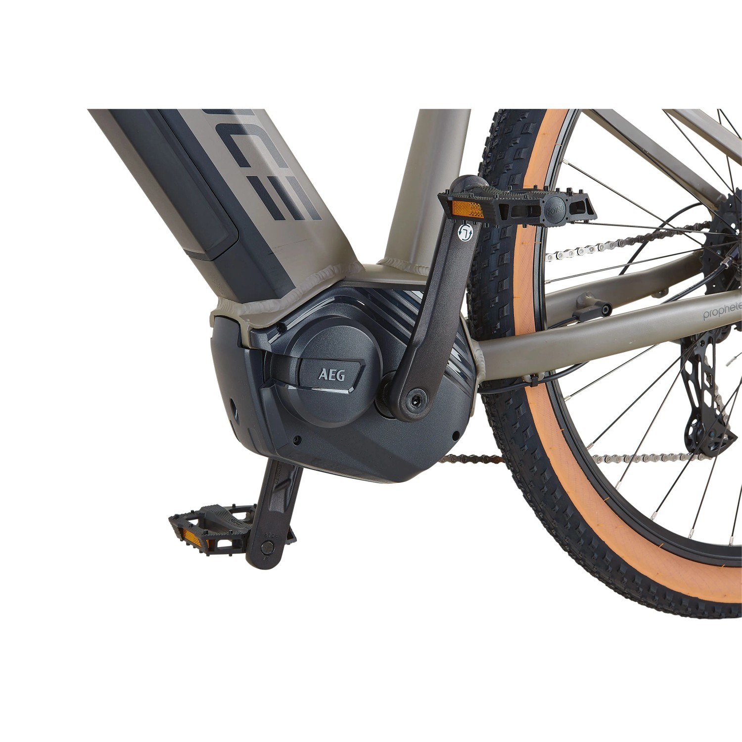 Detailaufnahme: Prophete E-Bike MTB Dice 3.0, grau-schwarz, mit AEG Mittelmotor und 29 Zoll Reifen.