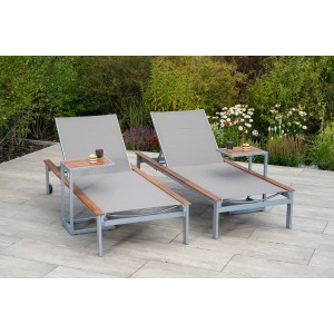 Merxx Naxos Liegenset, 4-teilig: 2 graue Sonnenliegen mit Akazienholz und 2 Beistelltische.