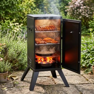 Schwarzer Relaxdays Smoker aus Stahl mit offener Tür, zeigt Rippchen, Lachs, Würstchen auf 2 Ebenen und Kohle im Garten.