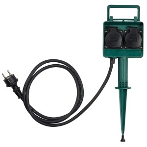 Grüne 2-fach Außensteckdose mit Erdspieß und schwarzem Kabel für den Garten.