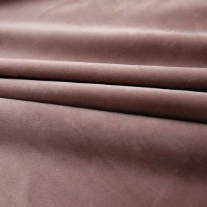 Nahaufnahme: Antik-rosa Verdunkelungsvorhang aus Samt, Fenstervorhang mit Haken.