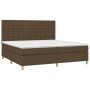 Dunkelbraunes Boxspringbett 200x200 cm mit Matratze und gestepptem Kopfteil.