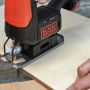 Black+Decker Akku-Stichsäge BDCJS12N in Aktion beim Sägen von Holz.