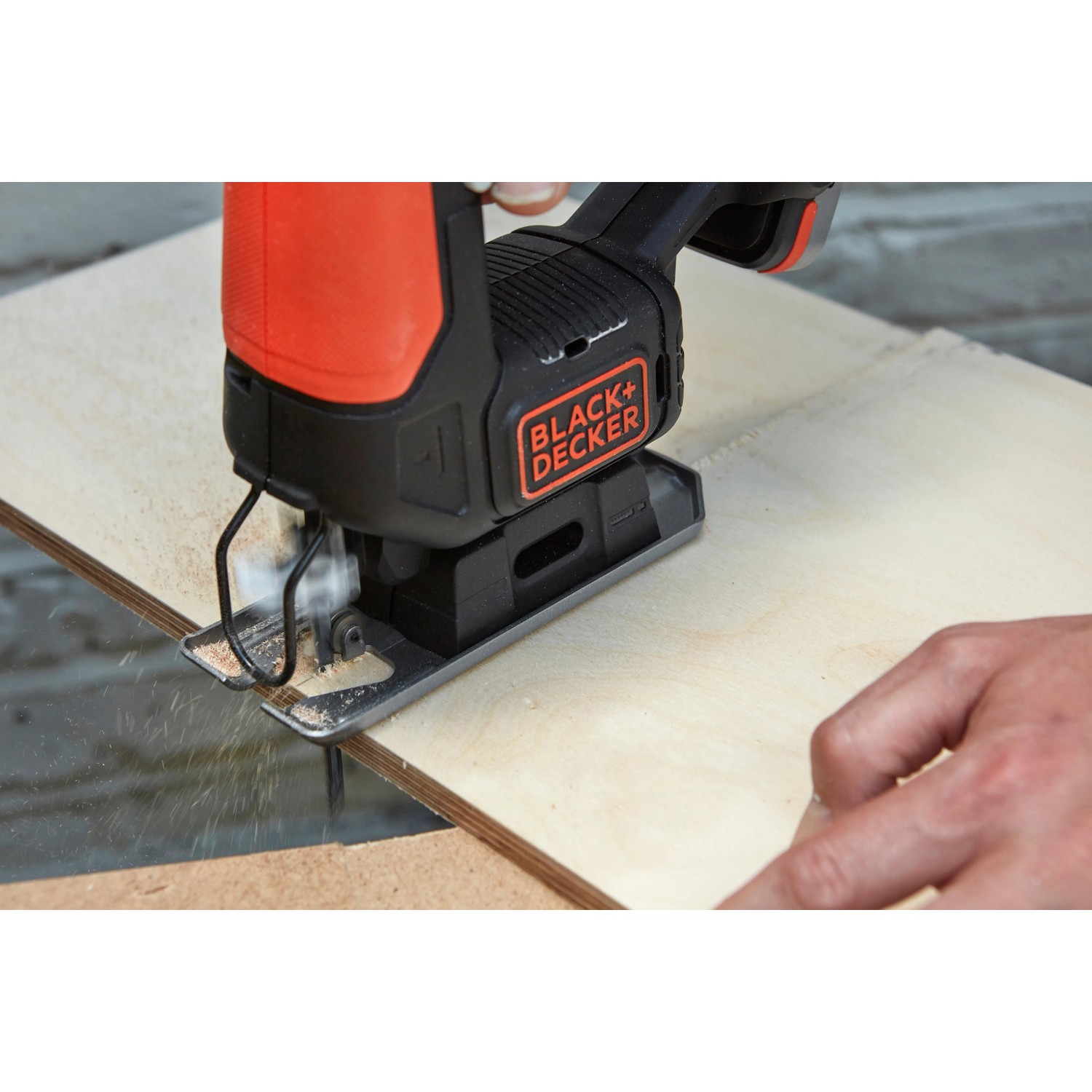 Black+Decker Akku-Stichsäge BDCJS12N in Aktion beim Sägen von Holz.