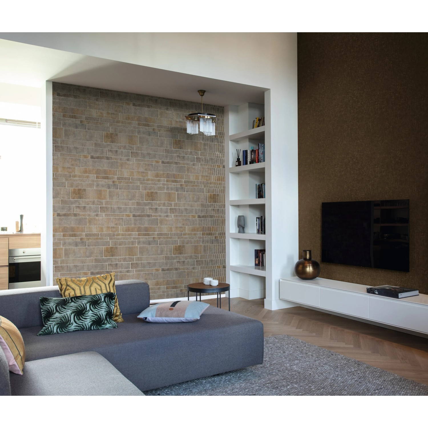 Wohnraum mit grauer Rasch Vliestapete Factory IV 428216 in Fliesenoptik.