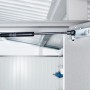 Detailaufnahme: Gasdruckfeder am Biohort Metall-Gerätehaus Panorama, silberfarben.