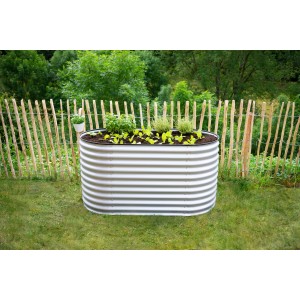 Silbernes Westmann Hochbeet Oval aus Metall, 160x80x82 cm, bepflanzt im Garten.