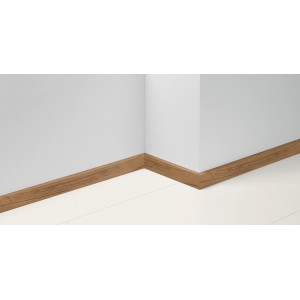 Parador Sockelleiste SL 5 wasserfest, Eiche D081, an weißer Wand und Boden.