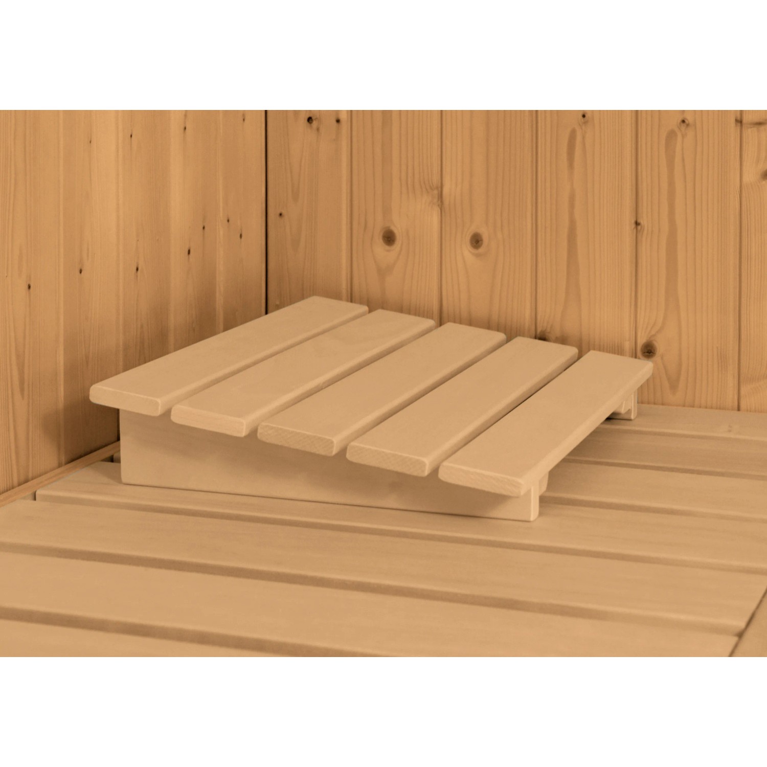 Liege aus hellem Holz in Karibu Sauna Rikka. Massivholzsauna Zubehör.