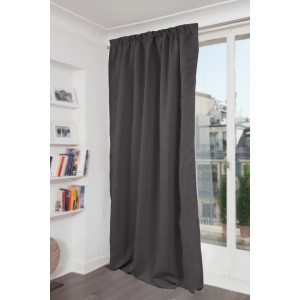 Dunkelgrauer Moondream Lärmschutzvorhang mit Faltenband vor Fenster.