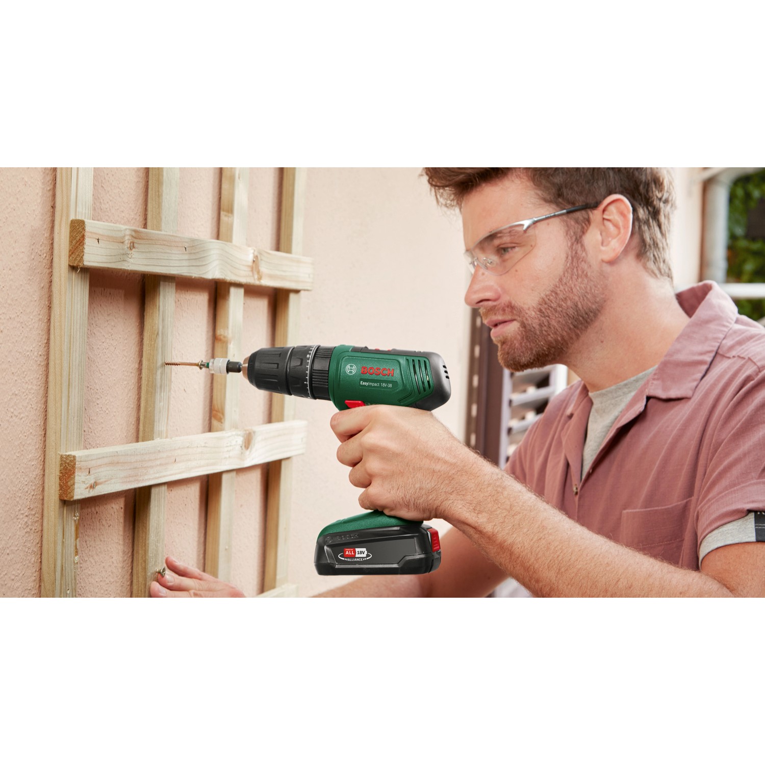 Bosch Akku-Schlagbohrschrauber beim Schrauben in Holzkonstruktion.