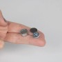 Fix-o-moll Magnetschnäpper Neodym, silberfarben, in Hand gehalten. Zum Einbohren für Möbel und Schränke.