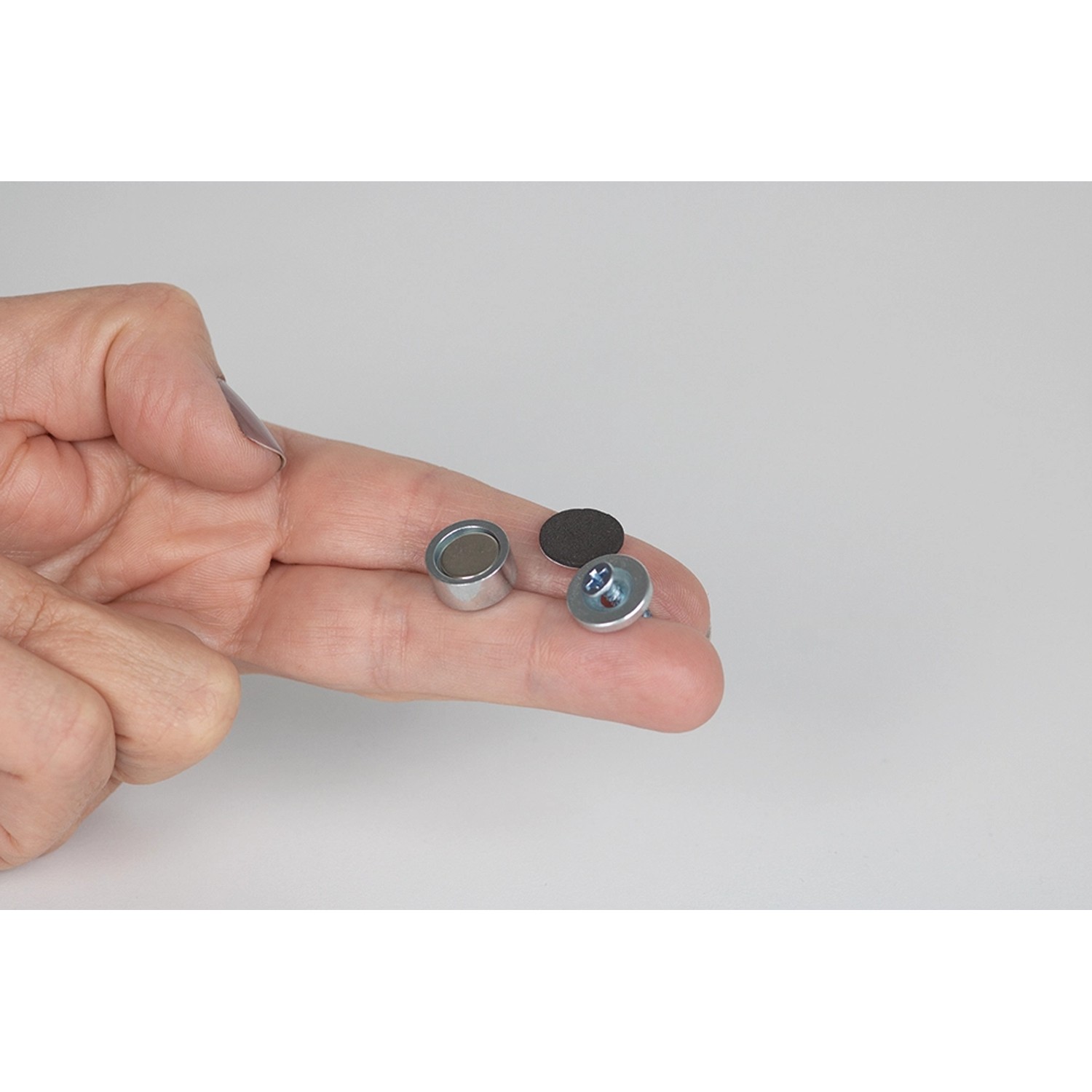 Fix-o-moll Magnetschnäpper Neodym, silberfarben, in Hand gehalten. Zum Einbohren für Möbel und Schränke.