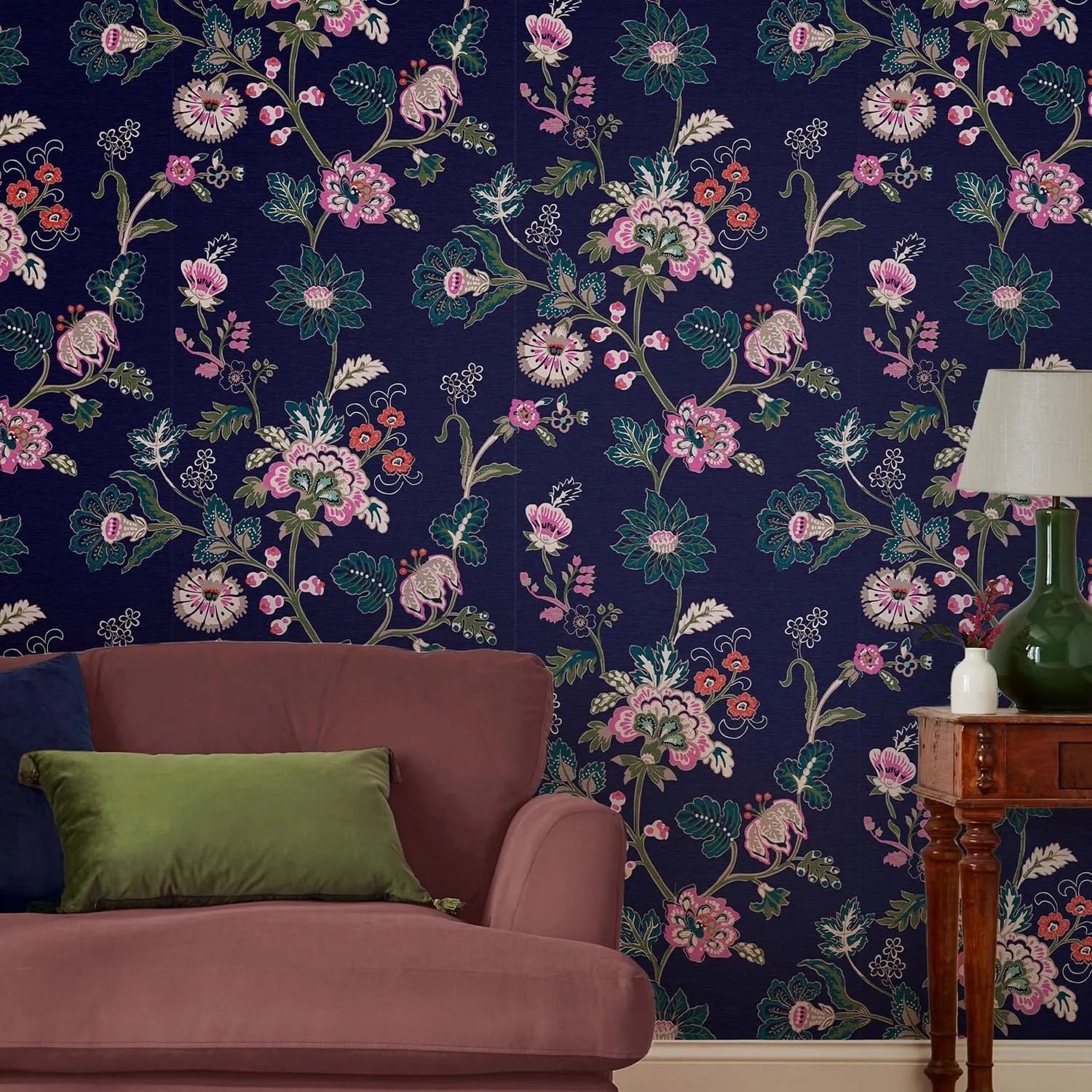 Joules Vliestapete Vine Cottage Floral Royal Navy Blau mit Blumenmuster.