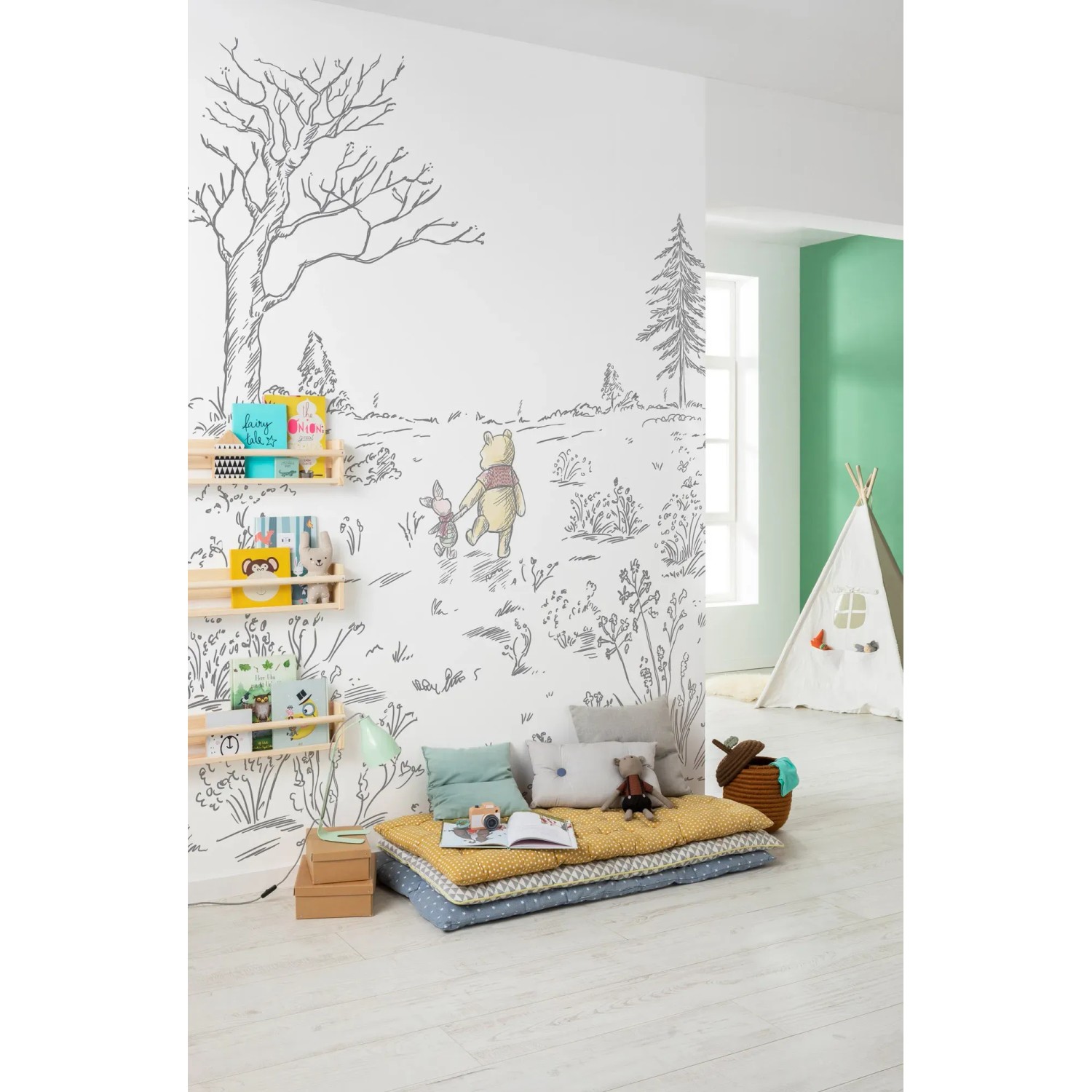 Komar Vliesfototapete Winnie Pooh Walk im Kinderzimmer mit Pooh und Ferkel im Wald.