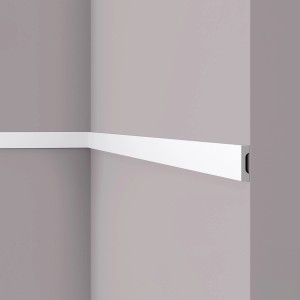 Weiße NOEL & MARQUET Wandleiste WD5 WALLSTYL, Zierleiste/Stuckleiste (200cm) an einer Wand.