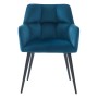 Eleganter Esszimmerstuhl in tiefem Blau aus Samt, mit schwarzen, schlanken Beinen. Ideal für moderne Essgruppen.