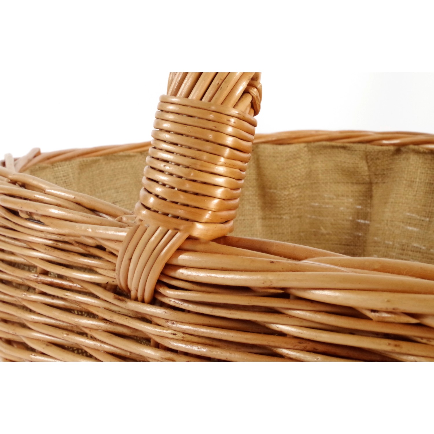 Detailansicht: Kaminholzkorb aus Weide mit Jutefutter, Griff und Flechtmuster.
