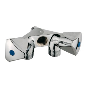 Kirchhoff Doppel-Wandventil, verchromt, mit zwei Geräteanschlüssen und blauen Griffen.