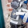 Nahaufnahme des LUX Abbruchhammers E-AHM-1700, Baumaschine mit Hand in Arbeitshandschuh.