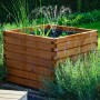 Quadratischer Dobar Gartenteich Alea aus Kiefernholz mit Teichfolie und kleiner Fontäne im Garten.
